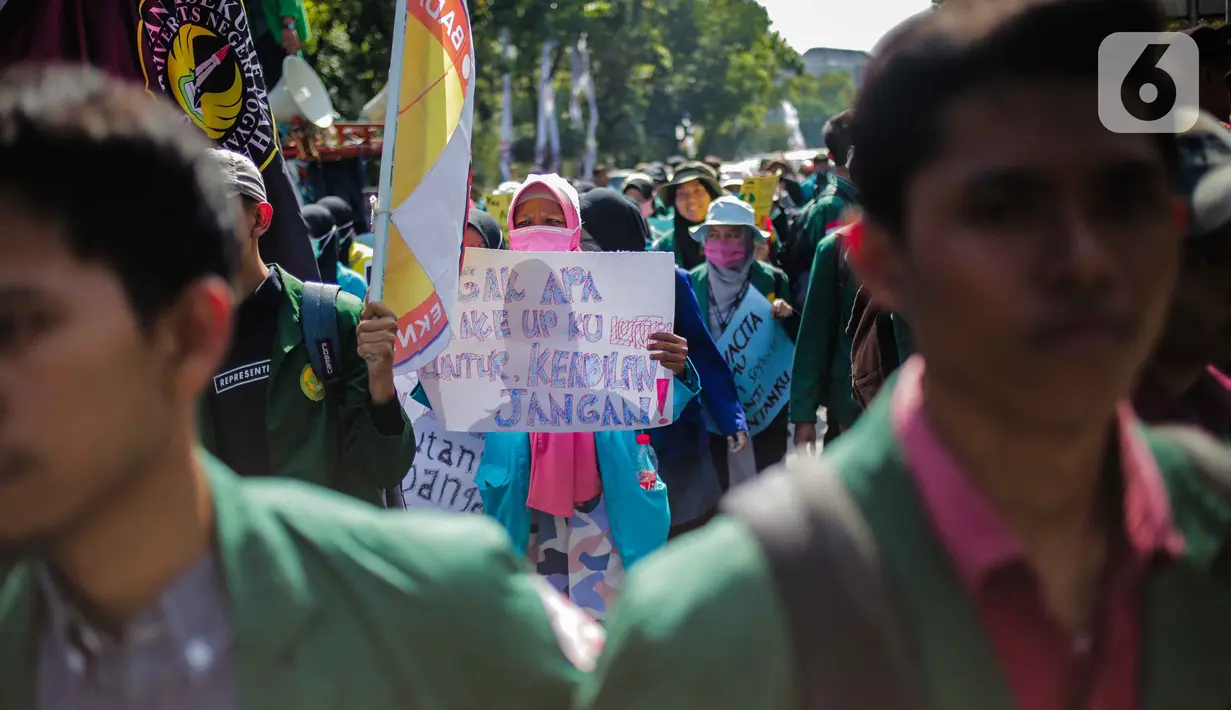 Mahasiswa yang tergabung dalam Badan Eksekutif Mahasiswa Seluruh Indonesia (BEM SI) membawa poster dalam unjuk rasa di kawasan Patung Kuda, Jakarta, Senin (21/10/2019). Salah satu tuntutannya adalah meminta Presiden Jokowi menerbitkan Perppu untuk UU KPK yang direvisi. (Liputan6.com/Faizal Fanani)