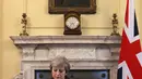 PM Inggris, Theresa May membaca surat permohonan Article 50 di 10 Downing Street, London, Selasa (28/3). Ini akan membuka jalan bagi inggris untuk meninggalkan Uni Eropa dan memutuskan hubungan politik sejak 1973. (Christopher Furlong/Pool Photo via AP)