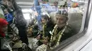 Sepasang pengantin duduk di dalam gerbong kereta Prameks Prameks jurusan Jogja-Solo selama acara nikah massal di Stasiun Tugu Yogyakarta, Selasa (6/9). Konsep menikah bersama di kereta merupakan pertama kali di Indonesia. (Liputan6.com/Boy Harjanto)