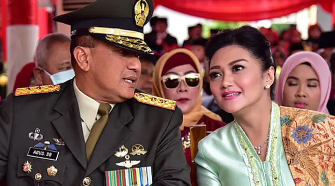 Sejak resmi dipersunting seorang Perwira TNI, Mayor Jendral H. Agus Surya Bakti, artis senior Bella Saphira jarang terlihat di layar kaca. Bella lebih fokus mendampingi sang suami. (Instagram/bellasaphiraofficial)