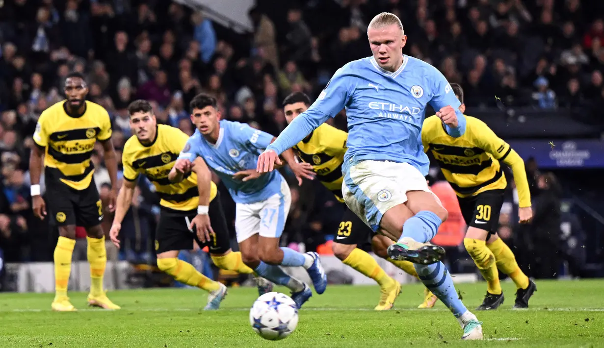 Pemain Manchester City, Erling Haaland mencetak gol pertama timnya ke gawang Young Boys melalui tendangan penalti pada laga lanjutan Grup G Liga Champions 2023/2024 di Etihad Stadium, Manchester Inggris, Rabu (08/11/2023) WIB. (AFP/Oli Scarff)