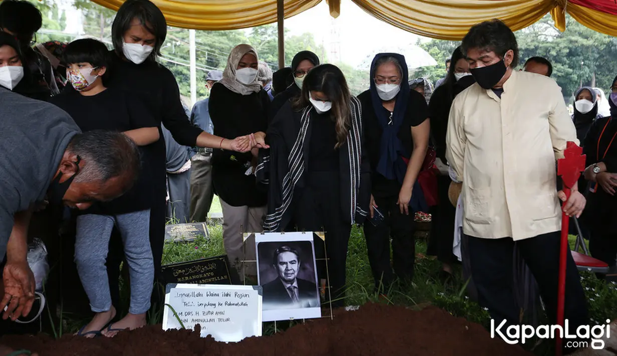 Pemakaman Ayah Nirina Zubir (Budy Santoso/Kapanlagi.com)