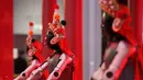 Pameran kuil robot atau sering disebut sebagai AI Temple Fair atau pameran kuil sains dan teknologi, merupakan tren perayaan modern di China yang menggabungkan tradisi Tahun Baru Imlek dengan teknologi robotika canggih. Tampak dalam foto, robot humanoid menampilkan tarian sinkron selama pratinjau media pameran kuil robot yang dirayakan menjelang Tahun Baru Imlek di Beijing, China, Jumat 13 Februari 2026. (AP Photo/Vincent Thian)