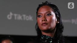 Pemain Film Pengabdi Setan 2: Communion Tara Basro saat konferensi pers di Jakarta, Selasa (2/8/2022). Film Pengabdi Setan 2: Communion segera tayang di bioskop di Indonesia pada 4 Agustus mendatang. Cerita yang masih disutradarai oleh Joko Anwar itu masih menggaet sejumlah pemeran lamanya, seperti Tara Basro, Endy Arfian, Nasar Annuz, dan Bront Palarae serta Ayu Laksmi. (Liputan6.com/Herman Zakharia)