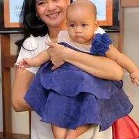 Kakak aktris Sheza Idris ini mengaku sangat menikmati hari-harinya bersama buah hatinya. Selama ini, suami, ibu serta adiknya, Sheza yang membantu merawat anaknya. (Andy Masela/Bintang.com)
