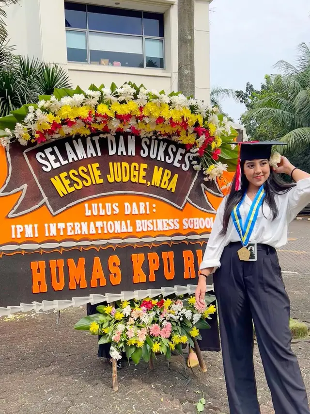 Raih Gelar S2, Ini 7 Potret Kelulusan Nessie Judge yang Penuh Kebahagiaan