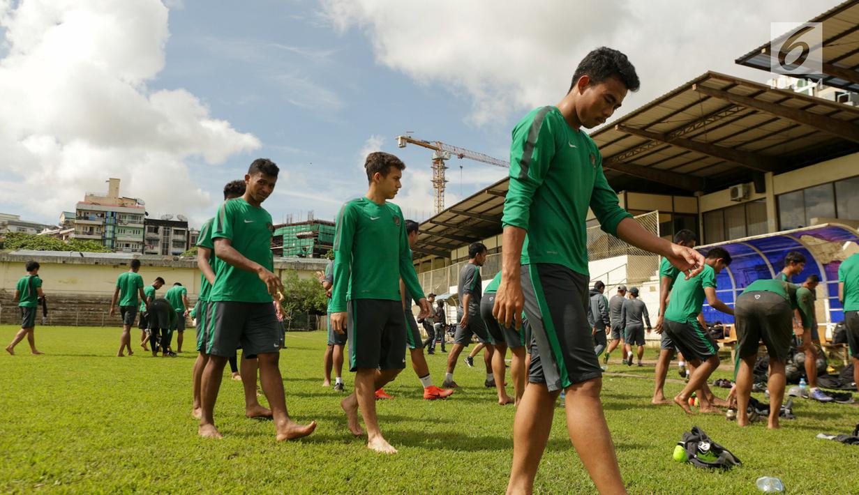 Timnas Indonesia U-19 usai jalani sesi latihan di Stadion Padonmar, Yangon, Jumat (9/9). Dalam sesi latihan, skuad Garuda Nusantara digenjot untuk transisi pemain dan melepas tembakan jarak jauh. (Liputan6.com/Yoppy Renato)