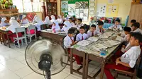 Guru SD di Sukabumi Diduga Bikin Konten Child Grooming, Menyuapi Siswi di Kelas