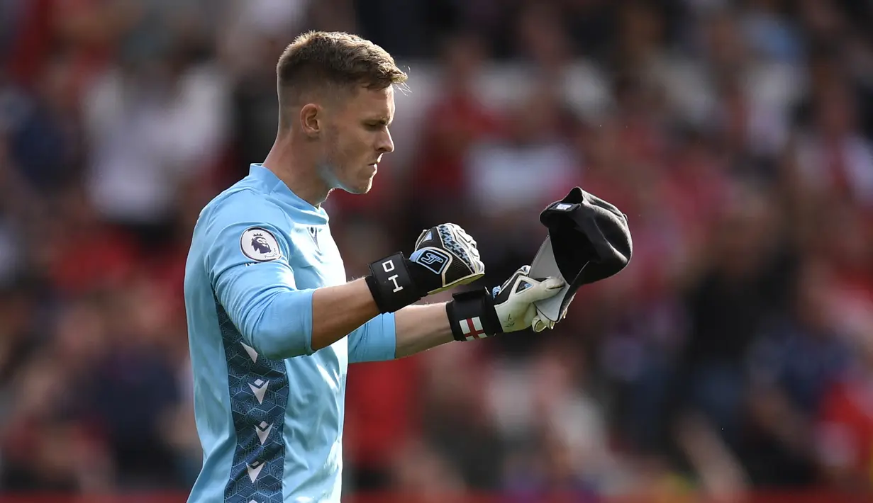 Dean Henderson tampil apik di laga ini dengan menahan lima peluang berbahaya Spurs. Namun kegemilangan Henderson tak diimbangi dengan kedispilinan yang dimiliki barisan pertahanan The Trees. (AFP/Oli Scarff)