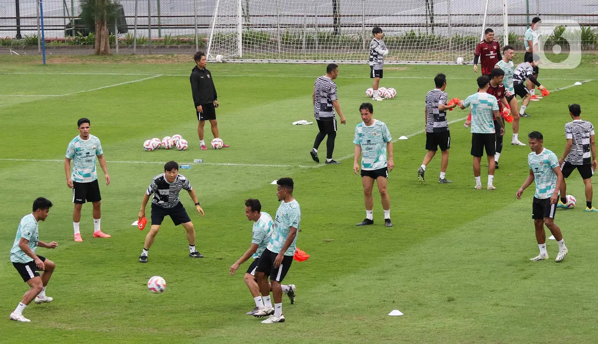Pada latihan perdana ini, pemain timnas Indonesia masih menjalani latihan dalam porsi ringan. (Liputan6.com/Herman Zakharia)