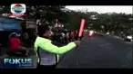 Sepasang kekasih yang sedang melaju berboncengan mengendarai motor, menyenggol roda belakang kiri bus Lorena yang tengah mendahului motornya.