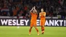 Pemain Belanda, Wesley Sneijder, menyapa suporter usai menjalani laga terakhir bersama timnas Belanda di Stadion Johan Cruijff, Amsterdam, Kamis (6/9/2018). Sneijder telah mencatatkan 134 penampilan dan menyumbang 31 gol. (AP/Peter Dejong)
