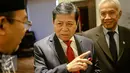 Ketua DPR Setya Novanto (tengah) saat menerima kedatangan Ketua BPK Haris Azhar di Ruang Pimpinan DPR, Jakarta, Senin (13/7/2015). Dalam kesempatan itu BPK menyerahkan hasil audit kesiapan Pilkada serentak kepada DPR. (Liputan6.com/Faizal Fanani)