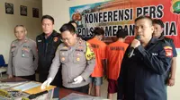 Polisi meringkus komplotan begal sadis yang merampas ponsel dan menyayat leher korbannya di flyover Kranji, Kalibaru, Medansatria, Kota Bekasi. (Liputan6.com/Bam Sinulingga)