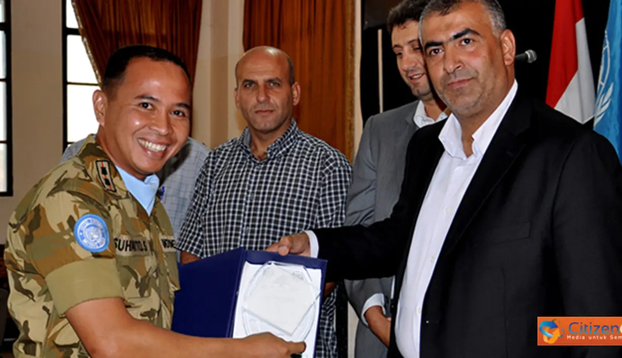 Citizen6, Lebanon: Sebagai ucapan terima kasih kepada prajurit Indobatt, Mayor Frun menyerahkan piagam penghargaan kepada Dansatgas Indobatt Letkol Inf Suharto Sudarsono, sebaliknya Dansatgas Indobatt juga memberikan plakat. (Pengirim: Badarudin Bakri)