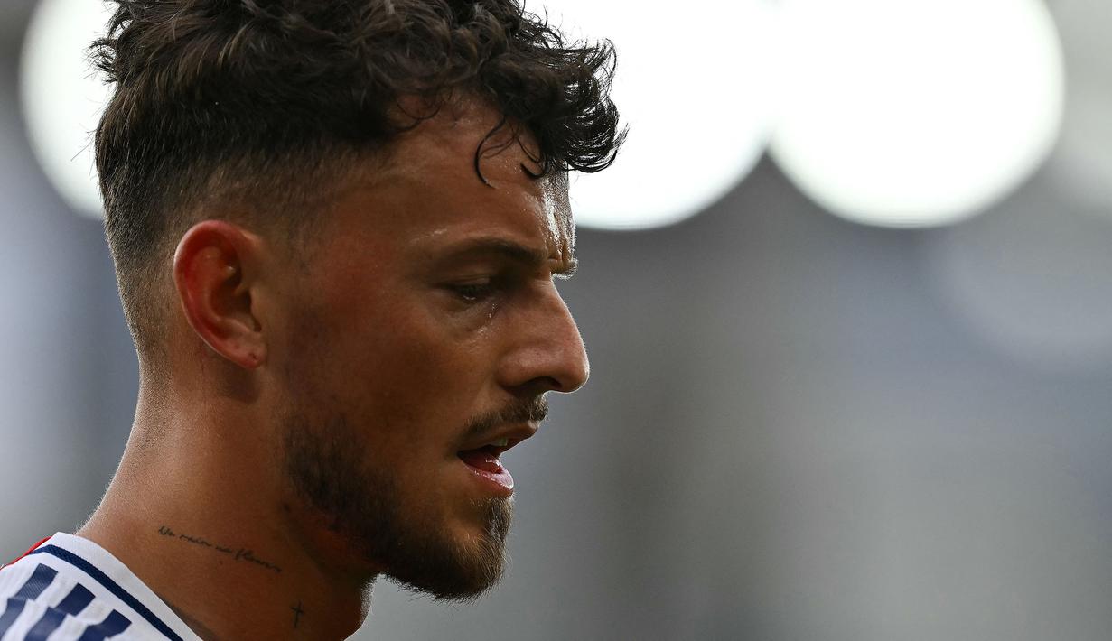 Pemain Arsenal, Ben White meninggalkan lapangan saat pergantian pemain dalam laga lanjutan Liga Inggris 2024/2025 melawan Bournemouth di Emirates Stadium, London, Inggris, Sabtu (03/05/2025) waktu setempat. (AFP/Glyn Kirk)