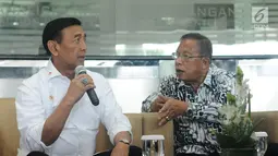 Menko Polhukam, Wiranto (kiri) bersama Menteri Koordinator Bidang Perekonomian Darmin Nasution memberi keterangan usai memimpin pertemuan dengan sejumlah menteri dan Kepala PPATK di Jakarta, Selasa (29/8). (Liputan6.com/Helmi Fithriansyah) 