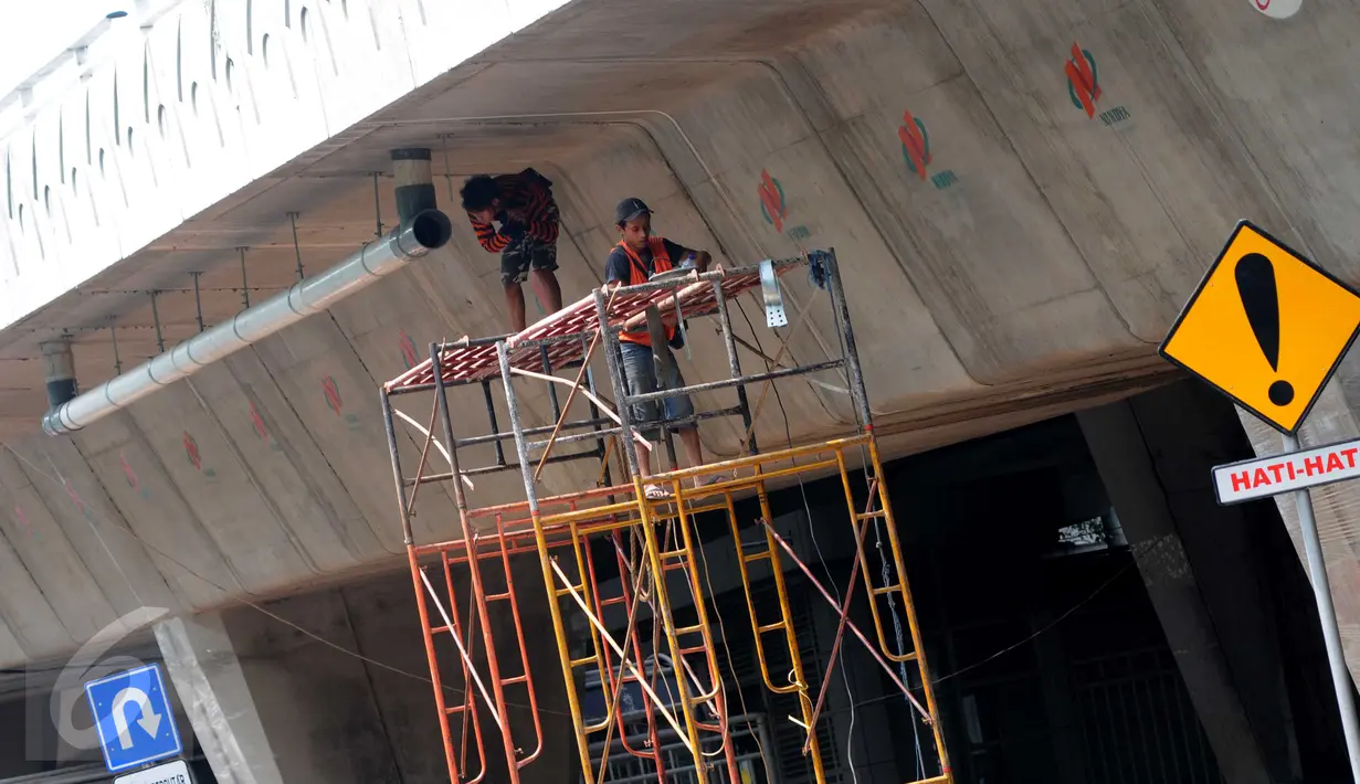 Pekerja sedang menyelesaikan proyek pembangunan jalan layang (fly over) di Jalan Gatot Subroto, Jakarta, Minggu (27/12/2015). Proyek ini sudah mencapai tahap akhir penyelesaian. (Liputan6.com/Helmi Afandi) 