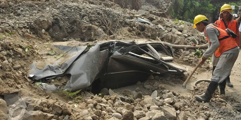 20160613-Tembok Pembatas Roboh, Mobil Warga Jadi Korban