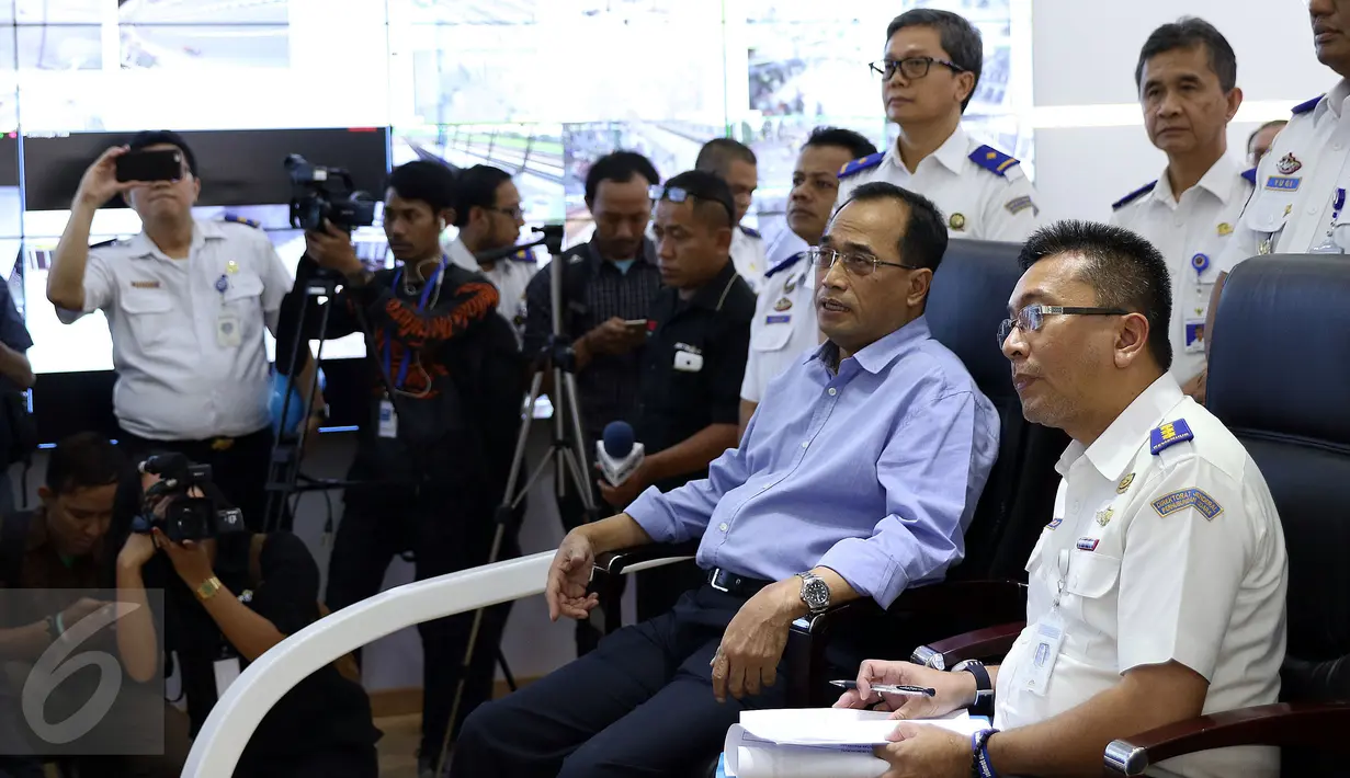 Menhub, Budi Karya Sumadi (kedua kanan) menyimak penjelasan jelang melakukan teleconference di Kemenhub, Jakarta, Minggu (25/12). Menhub Budi Karya memastikan angkutan pada Natal 2016 dan Tahun Baru 2017 berjalan lancar. (Liputan6.com/Helmi Fithriansyah)