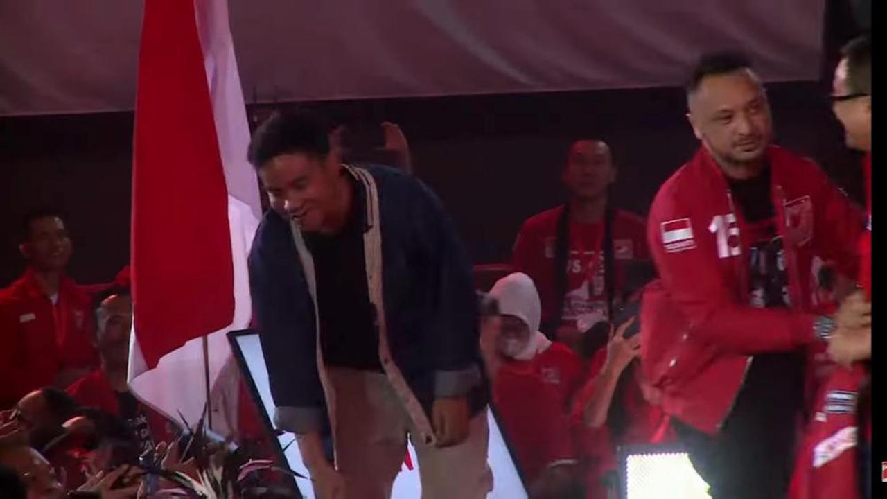 Detik-detik Gibran Rakabuming Raka hendak dipakaikan jaket PSI.