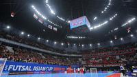 Para pemain Timnas Futsal Indonesia menyanyikan lagu Tanah Airku bersama para suporter setelah laga semifinal Piala Asia Futsal 2026 melawan Jepang di Indonesia Arena, Senayan, Jakarta, Kamis (05/02/2026). (Bola.com/Bagaskara Lazuardi)