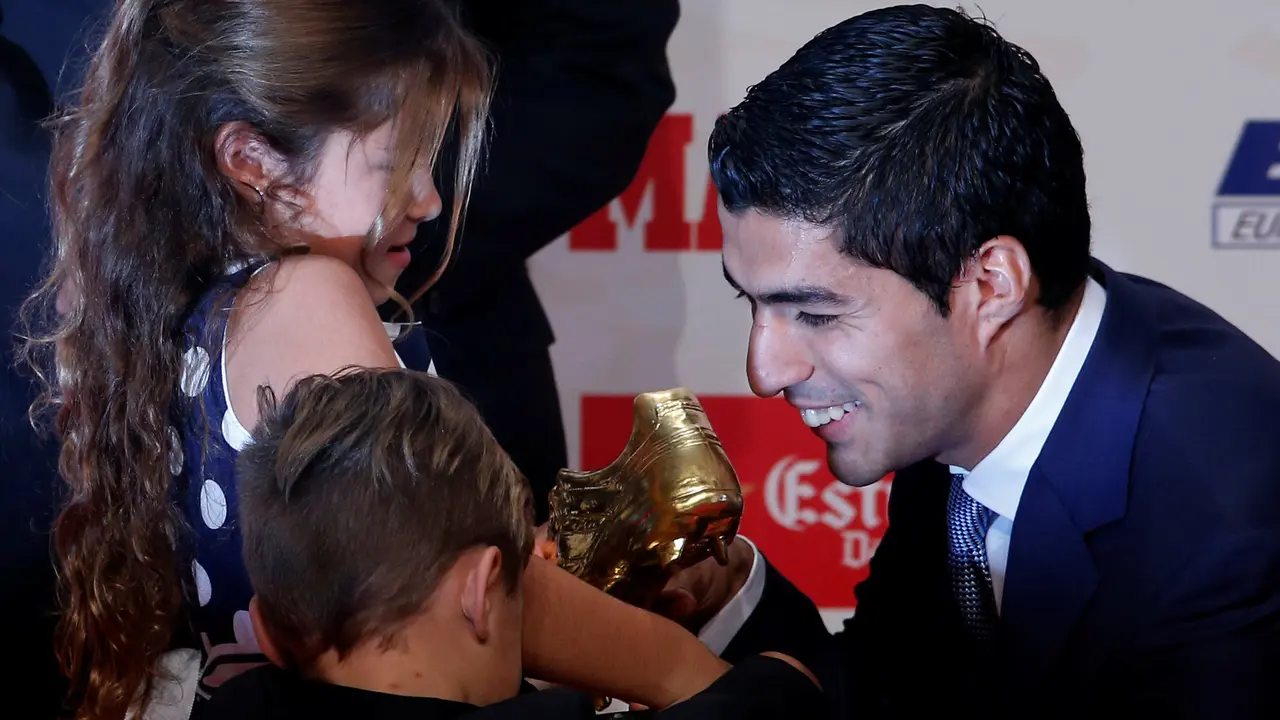 20161021-Luis-Suarez-Raih-Sepatu-Emas-2016-Spanyol-Reuters