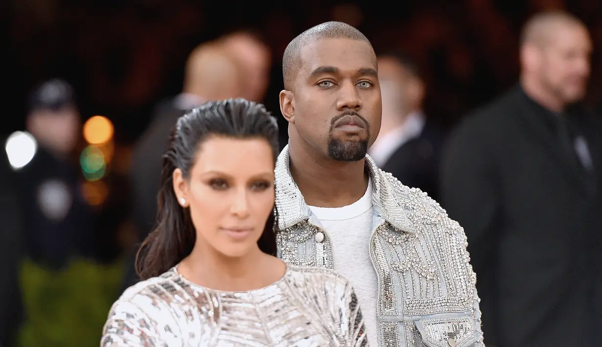 Kim Kardashian dan Kanye West bisa dibilang pasangan selebriti yang kerap menuai sensasi popularitas di Hollywood. (AFP/Bintang.com)