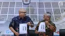 Ketua KPU RI, Arief Budiman (kanan) bersama Ilham Saputra merilis 32 Caleg Berstatus Mantan Terpidana Korupsi, Jakarta, Selasa (19/2). Sebelumnya (30/1), KPU pernah merilis 49 Caleg Berstatus Mantan Terpidana Korupsi. (Liputan6.com/Helmi Fithriansyah)