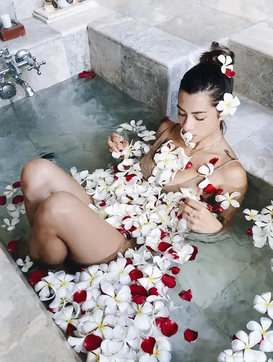 Dengan taburan bunga, Jennifer Bachdim terlihat begitu anggun saat berpose di dalam bathtub. (Foto: instagram.com/jenniferbachdim)