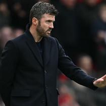 Pelatih interim Manchester United asal Inggris, Michael Carrick, memberi isyarat kepada para pemain selama pertandingan Liga Inggris antara Manchester United dan Fulham di Old Trafford di Manchester, barat laut Inggris, pada 1 Februari 2026. (Paul ELLIS/AFP)