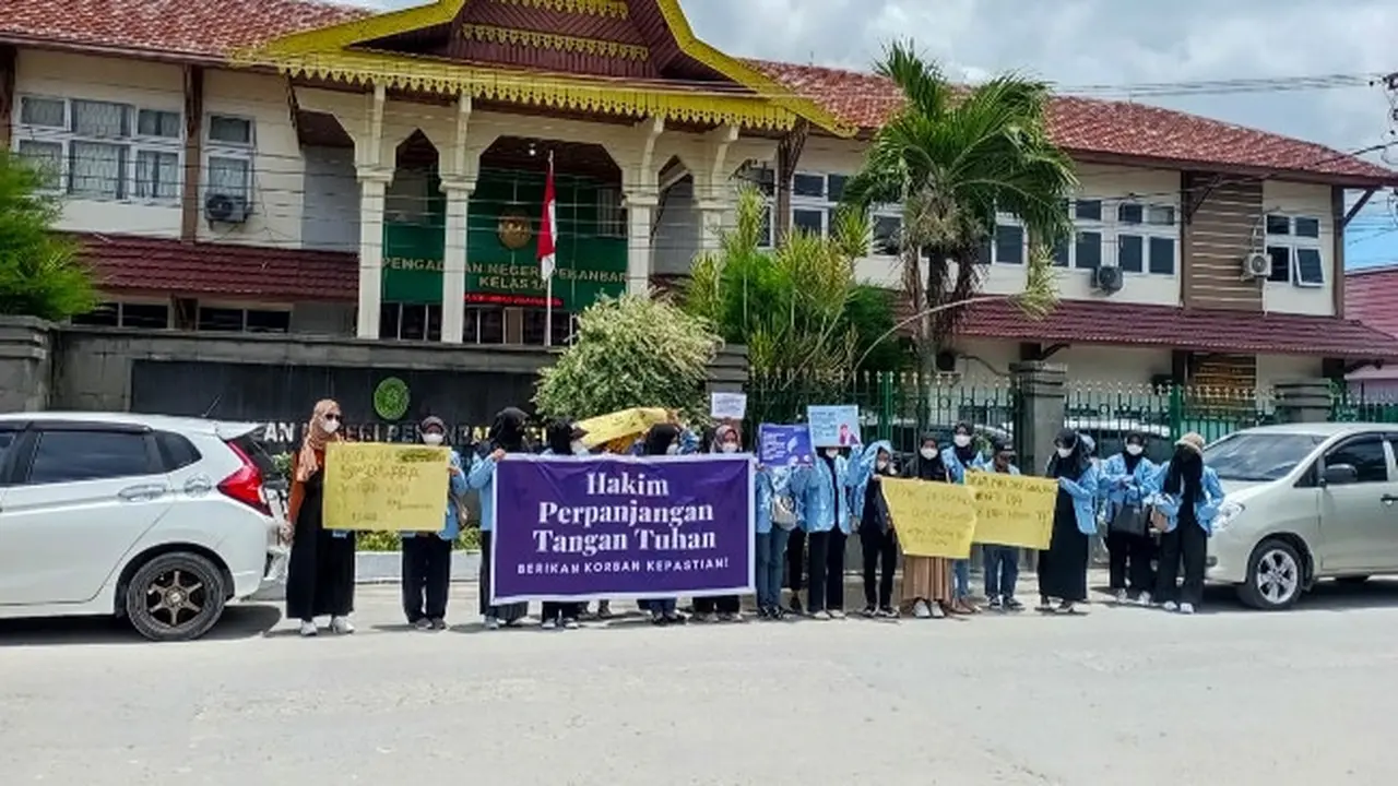 Mahasiswa dari Universitas Riau menggelar aksi solidaritas di Pengadilan Negeri Pekanbaru meminta hakim menghukum berat dekan terdakwa pelecehan mahasiswi.
