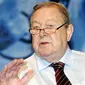 A picture taken 22 March 2006 shows UEFA President Lennart Johansson gesturing during the 30th Ordinary UEFA Congress in Budapest.  AFP PHOTO / ATTILA KISBENEDEK