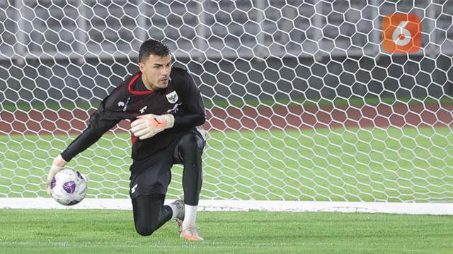 Foto: Jatuh Bangun Emil Audero Mulyadi di Sesi Latihan, Potensi Debut saat Timnas Indonesia vs Bahrain