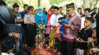 Jenazah siswa kelas 2 SD yang diduga tewas dianiaya temannya dimakamkan di TPU Wakaf Bungur, Bintaro, Kebayoran Lama, Jakarta Selatan. (Liputan6.com/Moch Harun Syah)