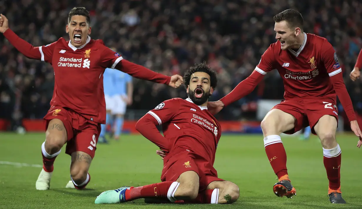 Pemain Liverpool, Mohamed Salah (tengah) mencetak gol pembuka untuk timnya saat melawan Manchester City pada leg pertama perempat final Liga Champions 2017/2018 di Anfield, Liverpool, (4/4/2018). Liverpool menang 3-0. (Peter Byrne/PA via AP)