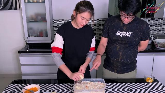 7 Momen Kompak Parto Patrio dan Amanda Caesa Bikin Salad Buah