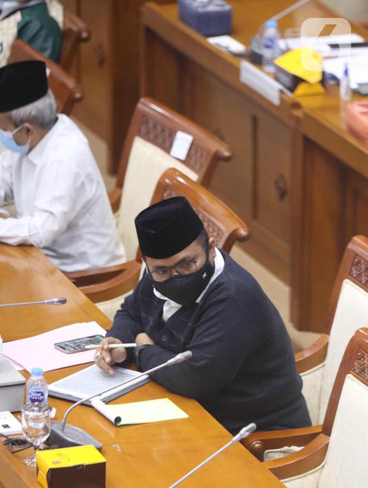 Menteri Agama Yaqut Cholil Qoumas saat mengikuti rapat kerja dengan Komisi VII DPR di Kompleks Parlemen, Senayan, Jakarta, Senin (15/3/2021). Rapat kerja tersebut membahas persiapan penyelenggaraan ibadah haji 1442 H/2021 M dan vaksinasi jemaah haji. (Liputan6.com/Angga Yuniar)
