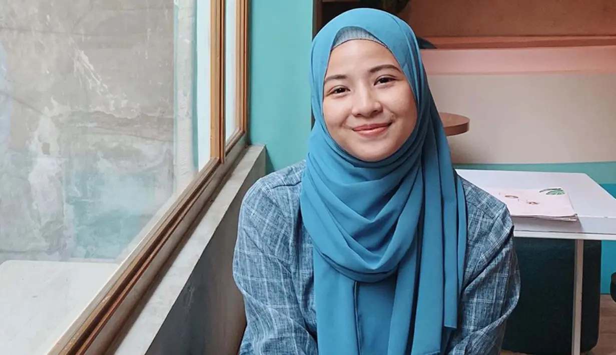 Mengenakan pashmina berwarna biru muda, Chacha tampil cantik bak anak remaja. (Liputan6.com/IG/@natasharizkinew)