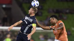 Pemain Melbourne Victory, Ola Toivonen, duel udara dengan pemain Chiangrai United, Brinner Henrique, pada laga Liga Champions Asia di Melbourne, Selasa (11/2). Melbourne menang 1-0 atas Chiangrai. (AFP/William West)