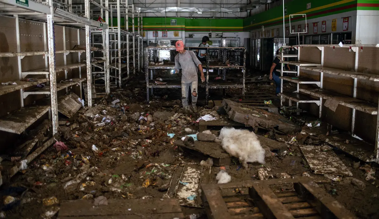 Hujan deras yang mengguyur beberapa negara bagian dalam beberapa hari terakhir pekan lalu, mengubah jalan-jalan menjadi sungai, memicu tanah longsor, serta menghanyutkan jalan dan jembatan di beberapa wilayah bagian tengah dan timur Meksiko. (Hector Quintanar/AFP)