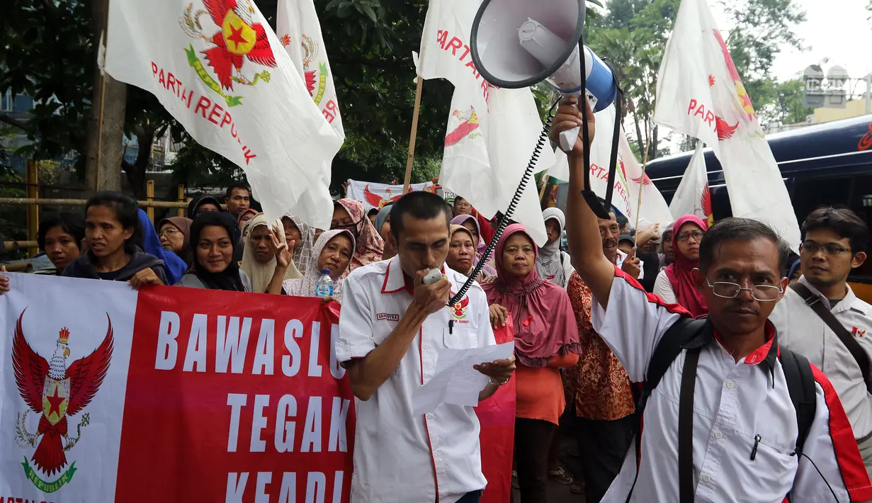 Massa dari Partai Republik menyampaikan orasi dalam unjuk rasa di depan Gedung Bawaslu RI, Jakarta, Kamis (8/3). Mereka meminta kepada Bawaslu agar meloloskan beberapa hal, salah satunya diikutsertakan dalam pemilu 2019. (Liputan6.com/Johan Tallo)