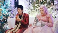 Gus Iqdam dan Ning Nila duduk di Singgasana Pengantin Laksana Raja dan Ratu (SS: YT. Gus Iqdam Official)