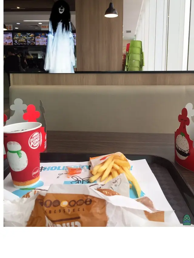 7 Editan Foto Netizen Agar Ada Teman Makan di Depannya Ini Bikin Geleng Kepala