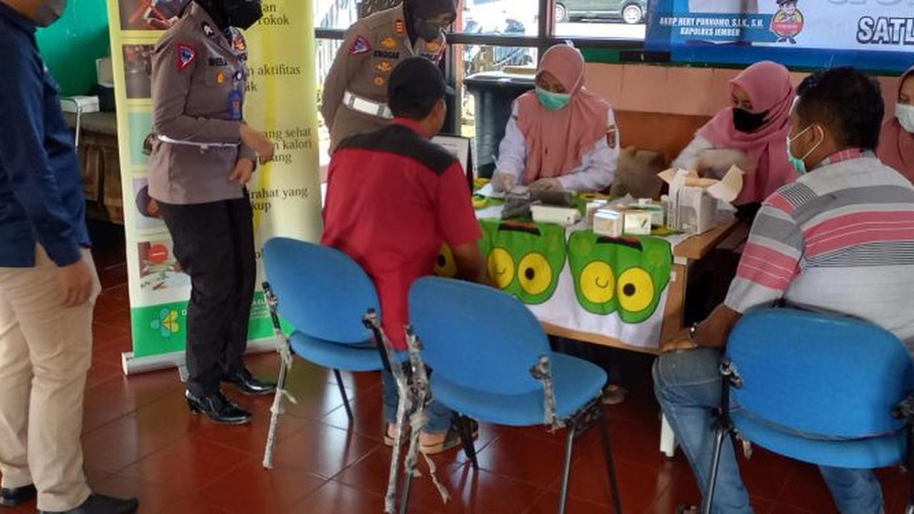 Pelaksanaan tes urine sopir angkutan jelang Natal dan Tahun Baru 2023 di Terminal Tawangalun Jember. (Istimewa)