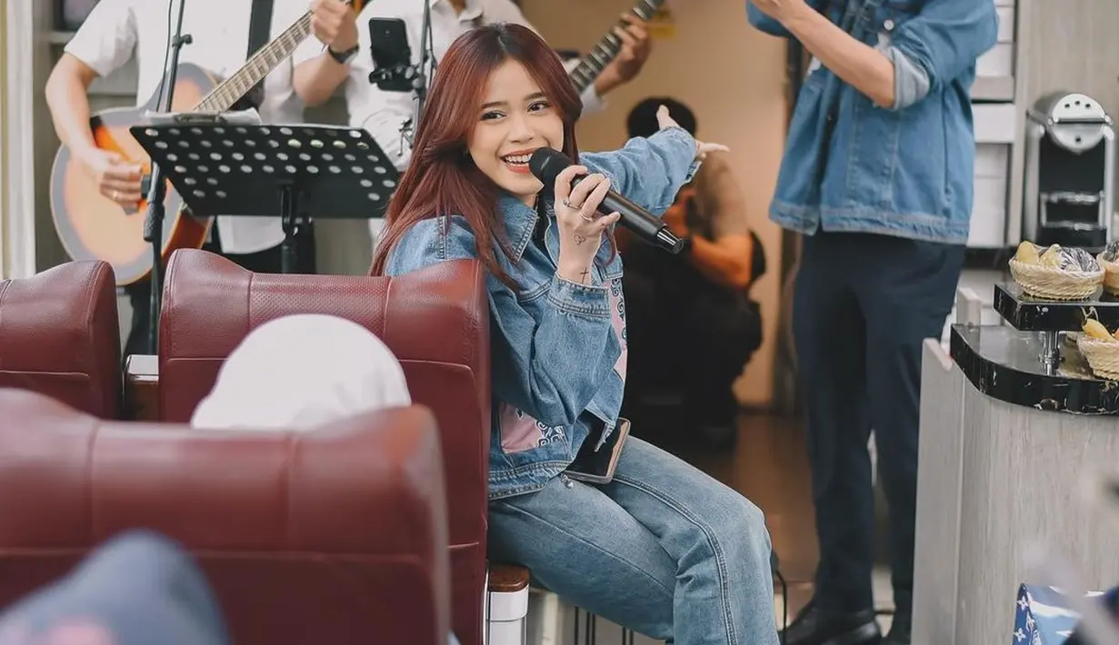 <p>Brisia Jodie baru saja mengunggah beberapa potret momen dirinya bernyanyi di dalam kereta. [Foto: Instagram/brisiajodie96]</p>