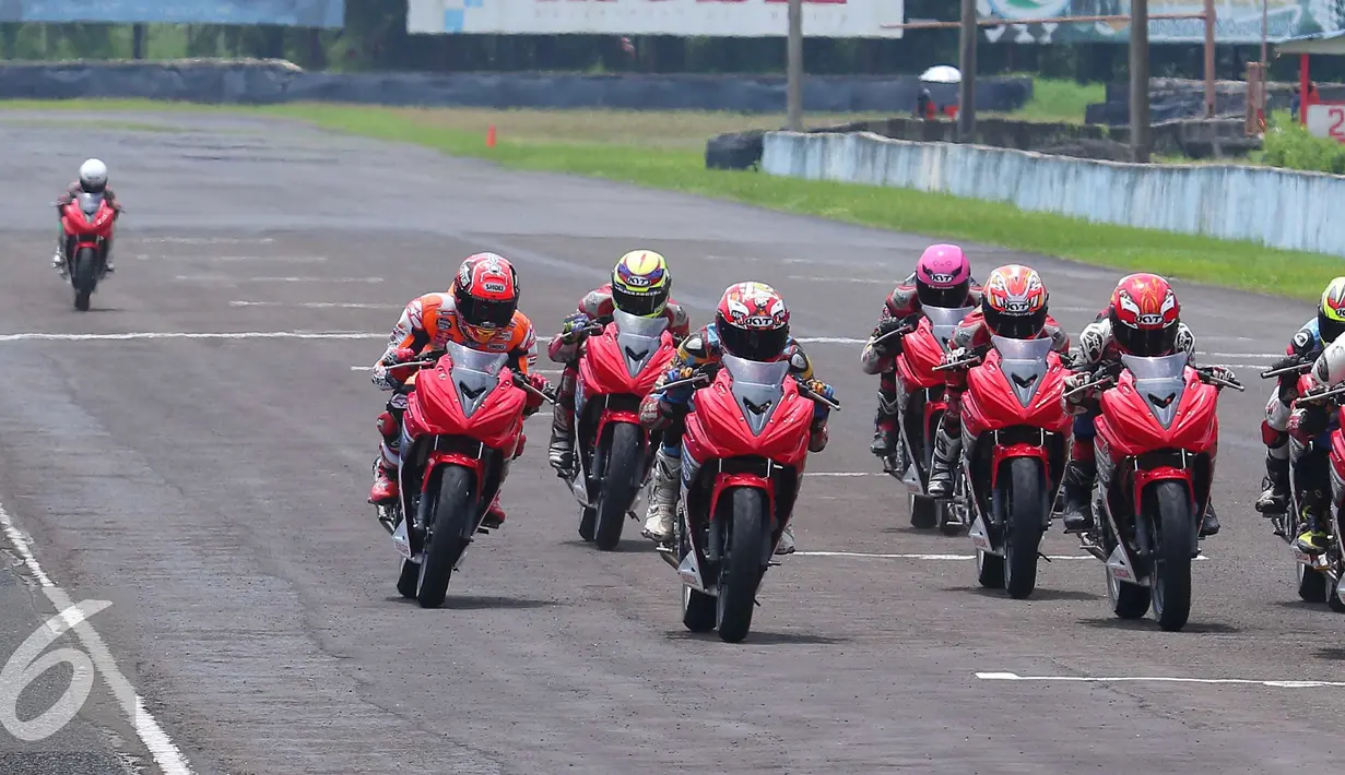 Marc Marquez balapan bersama pembalap muda binaan AHM di sirkuit Sentul, Jawa Barat, Selasa (25/10). Selain coaching clinic para pembalap muda Indonesia tersebut melakukan test di sirkuit Sentul bersama sang juara Moto GP. (Liputan6.com/Angga Yuniar)