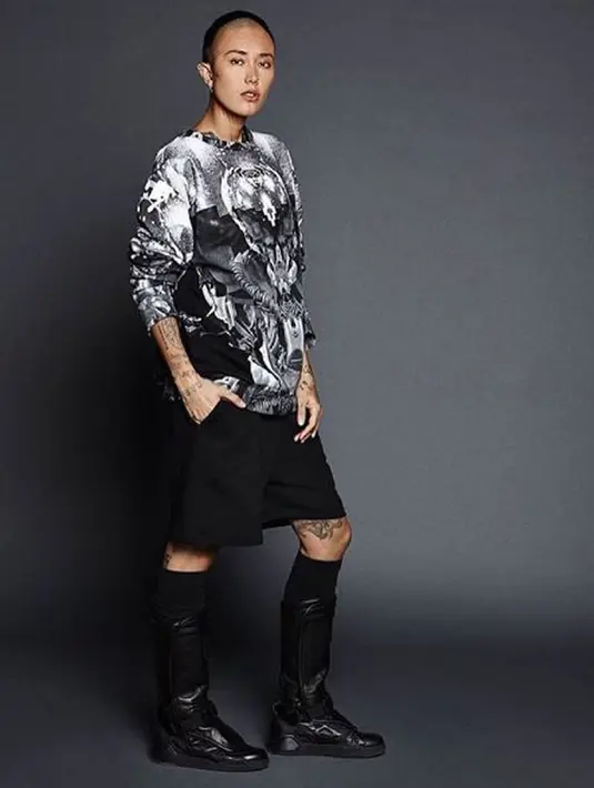 Fahrani semakin terlihat tomboi dengan rambut botaknya. Dia juga tampil dengan make up yang gelap. Gaya nyentrik Fahrani sontak mengudang reaksi banyak netizen. (instagram.com/favelapunk)