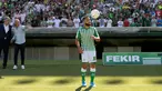 Gelandang asal Prancis, Nabil Fekir menjugling bola selama presentasi resmi dirinya sebagai pemain baru Real Betis di stadion Benito Villamarin di Seville (6/8/2019). Fekir direkrut Betis dari Lyon dengan harga 20 juta euro atau sekitar 312 miliar rupiah. (AFP Photo/Cristina Quicler)