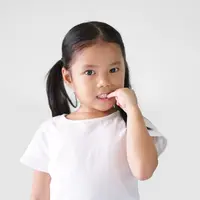 Menghentikan kebiasaan anak menggigit kuku./Copyright shutterstock.com/g/kornnphoto